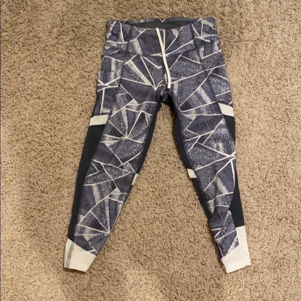 Capri Gray leggings with cool pattern